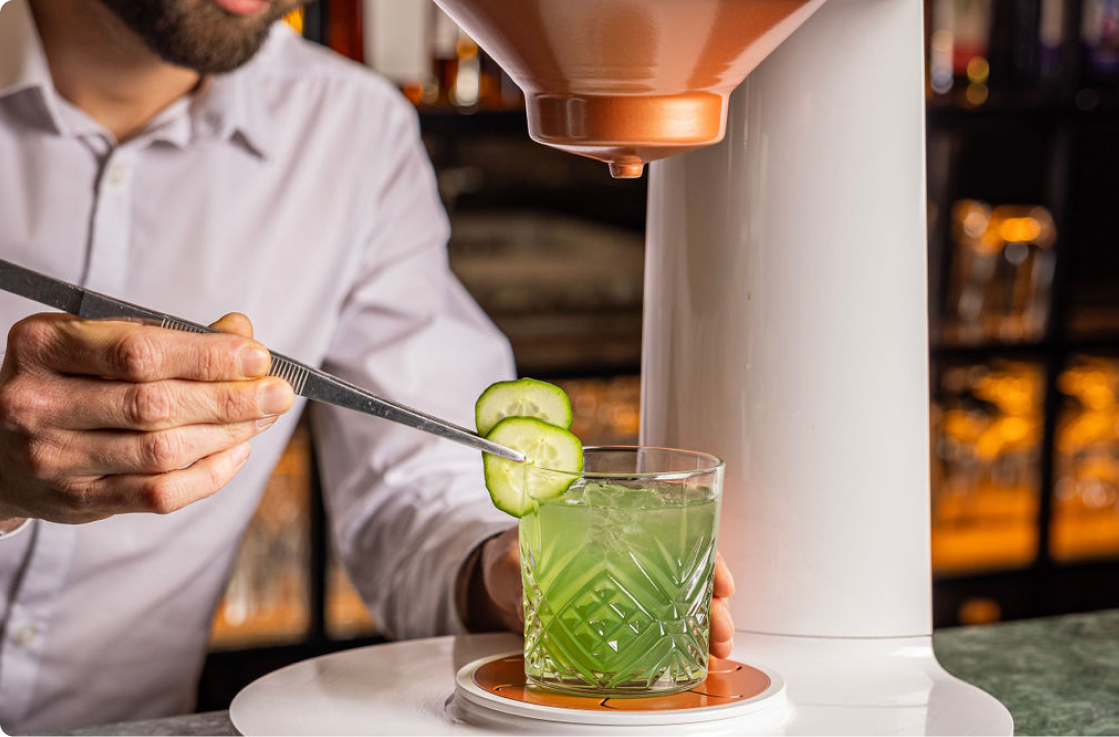 Barman en train de préparer un cocktail avec la machine à cocktails KUANTOM