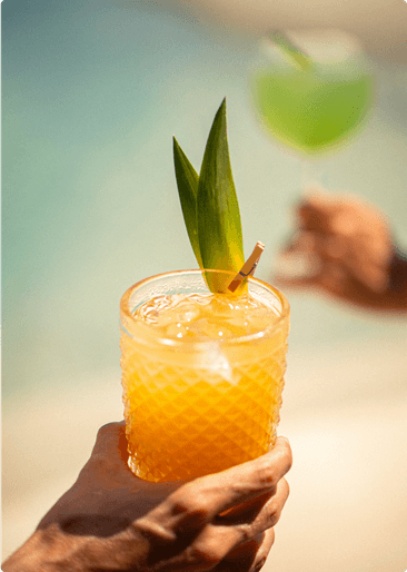 Cocktails classiques by KUANTOM servis dans des verres sur une terrasse ensoleillée