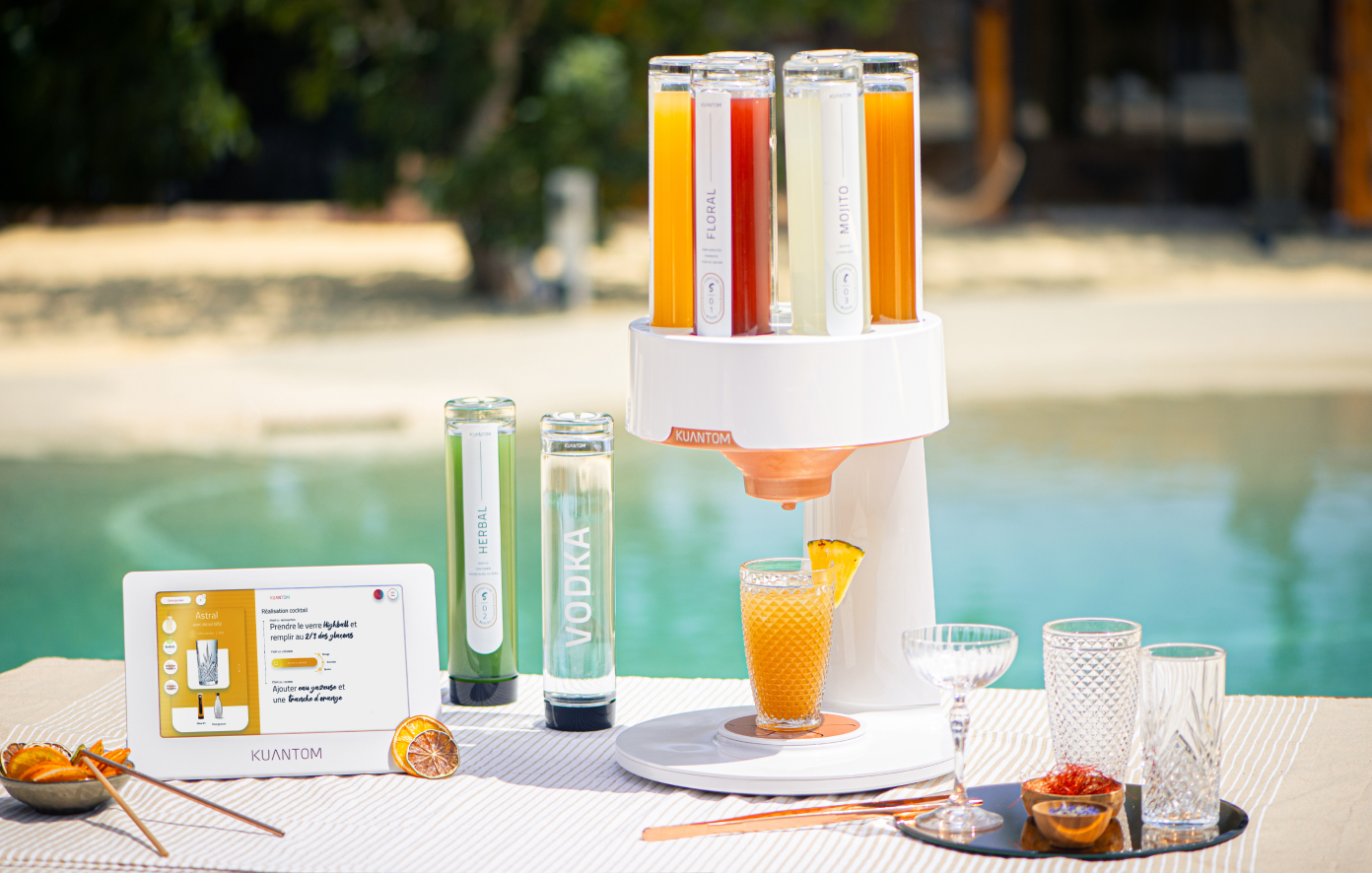 Machine KUANTOM en fonctionnement sur une terrasse avec cocktails et tablette